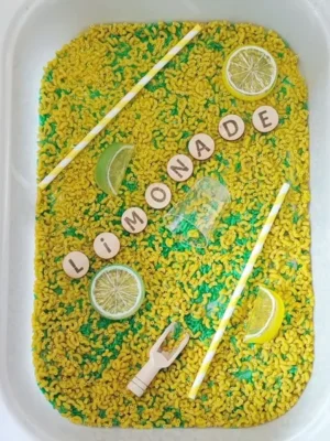 Bac sensoriel limonade avec lettres en bois et accessoires
