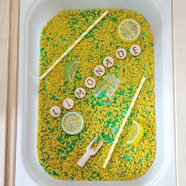 Bac sensoriel limonade avec lettres en bois et accessoires