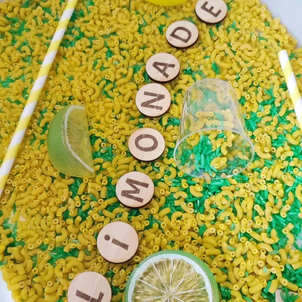 Détail lettres bois limonade dans bac sensoriel