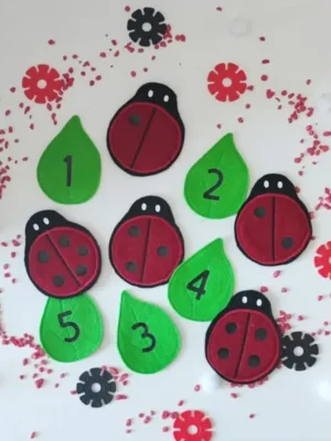 Activité enfant coccinelle avec feuilles numérotées de 1 à 5 et jeu de correspondance quantités en feutrine