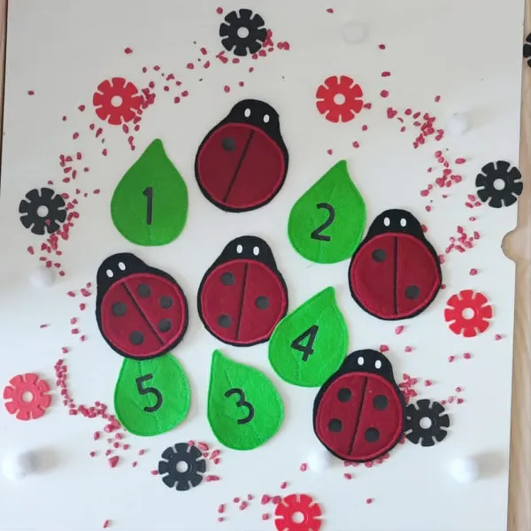 Activité enfant coccinelle avec feuilles numérotées de 1 à 5 et jeu de correspondance quantités en feutrine