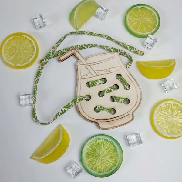 Carte à lacet bois verre limonade motricité fine enfant