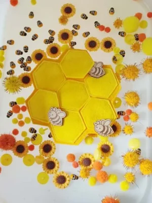 Plateau pompon alvéoles abeille feutrine jaune activité sensorielle enfant