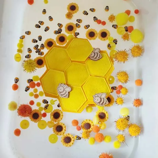 Plateau pompon alvéoles abeille feutrine jaune activité sensorielle enfant