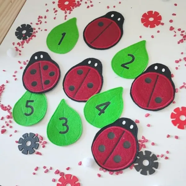 Jeu enfant coccinelle feutrine avec feuilles numérotées et correspondance chiffre quantité