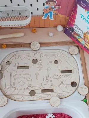Insert Trofast thème musique avec scène de concert et jetons instruments en bois