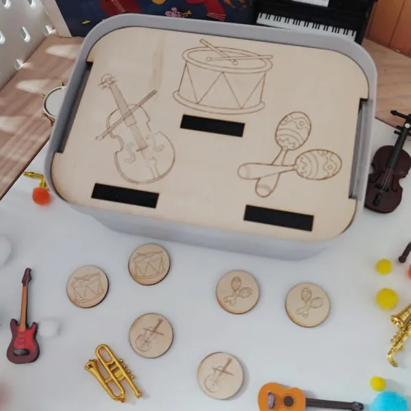 Insert éducatif en bois avec instruments de musique et jetons assortis