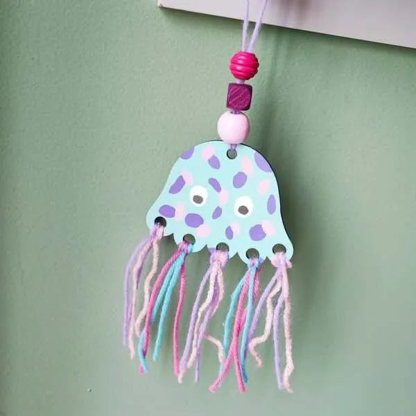 Méduse bois décorée fils suspendue activité enfant créative