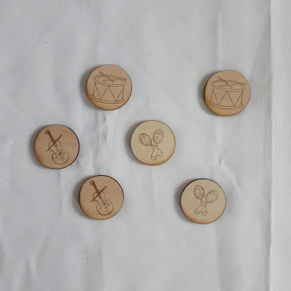 Jetons éducatifs en bois gravés avec violon, maracas et tambour thème musique