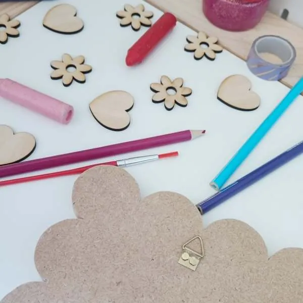 Détail cadre bois à décorer fleurs cœur matériel activité enfant