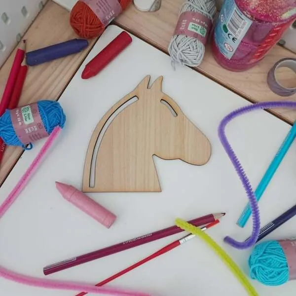 Support créatif cheval bois activité enfant avec laine et crayons