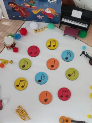 Jetons notes de musique colorés en bois pour activité sensorielle thème musique