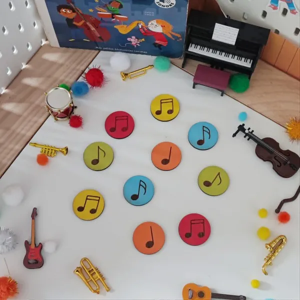 Jetons notes de musique colorés en bois pour activité sensorielle thème musique