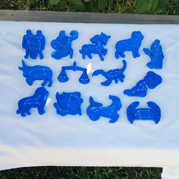 Figurines en bois des douze signes du zodiaque avec leurs constellations