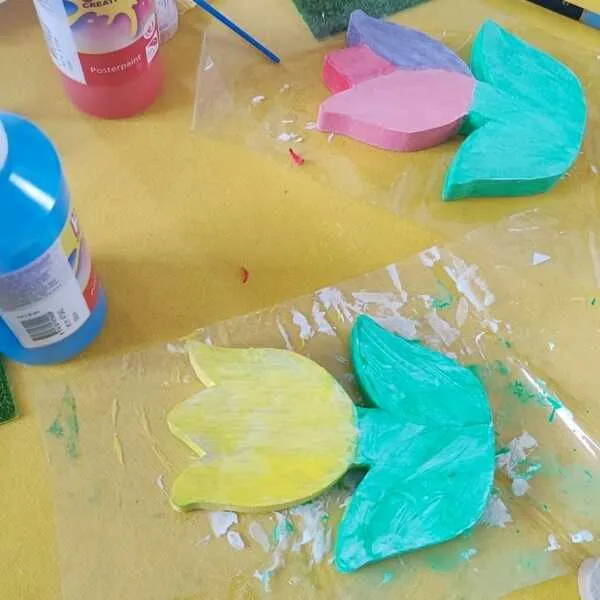Support tulipe en bois peint activité enfant peinture bricolage printemps
