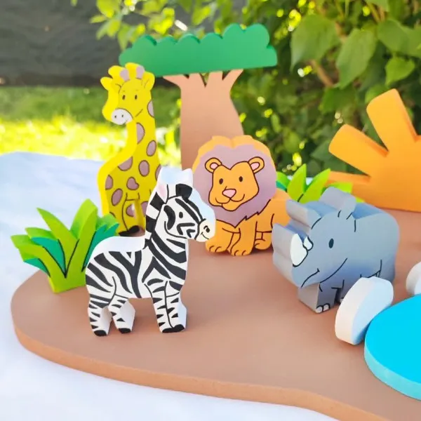 Animaux de la savane en bois avec zèbre, girafe, lion et rhinocéros autour d’un arbre