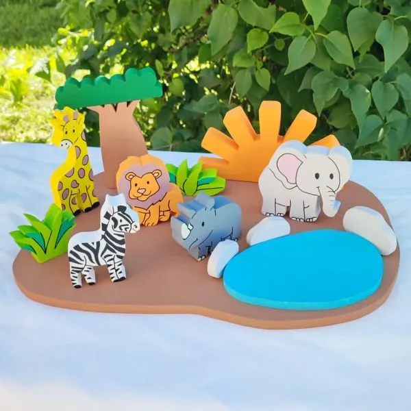 Mini monde savane en bois avec girafe, lion, zèbre, rhinocéros, éléphant et point d’eau