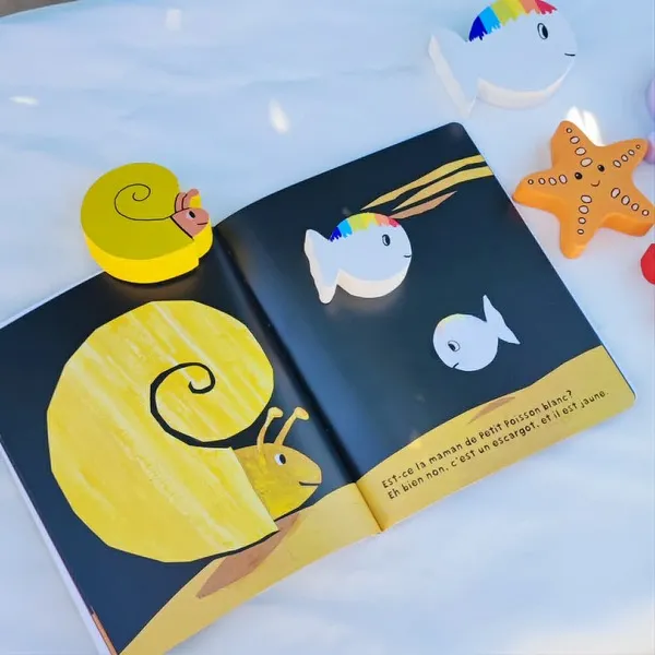 Livre Petit Poisson Blanc avec figurines en bois représentant un escargot et des poissons