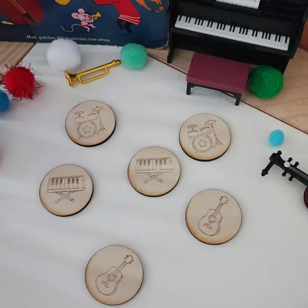 Jetons instruments musique en bois avec batterie clavier et guitare