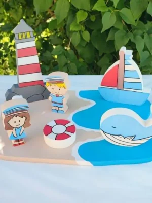 Mini monde marin en bois avec phare, voilier, baleine et personnages marins