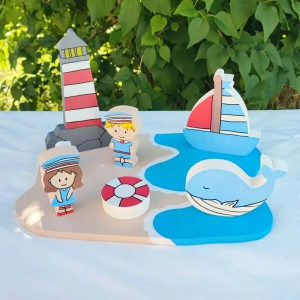 Mini monde marin en bois avec phare, voilier, baleine et personnages marins