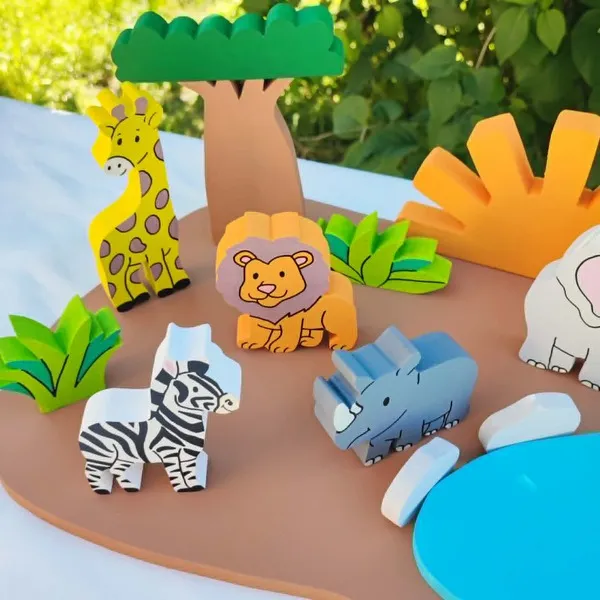 Animaux de la savane en bois autour d’un point d’eau avec arbre et soleil