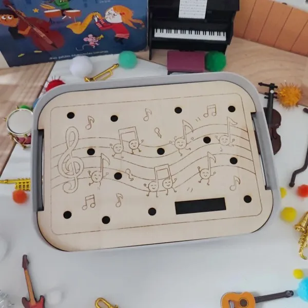 Insert Trofast en bois thème musique avec portée musicale et notes amusantes