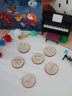 Jetons en bois gravés avec violon, tambour et maracas pour activités éducatives
