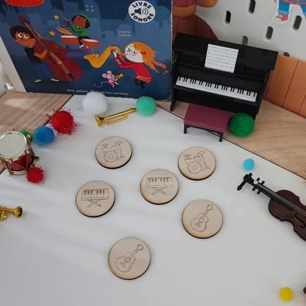 Jetons en bois gravés avec violon, tambour et maracas pour activités éducatives