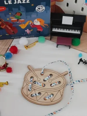 Carte à lacer tambour en bois thème musique pour motricité fine