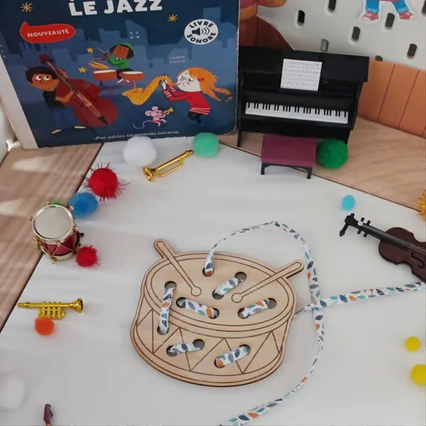 Carte à lacer tambour en bois thème musique pour motricité fine