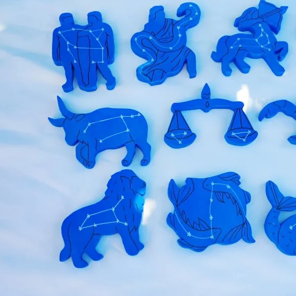 Détail de figurines en bois représentant plusieurs signes du zodiaque avec leurs constellations