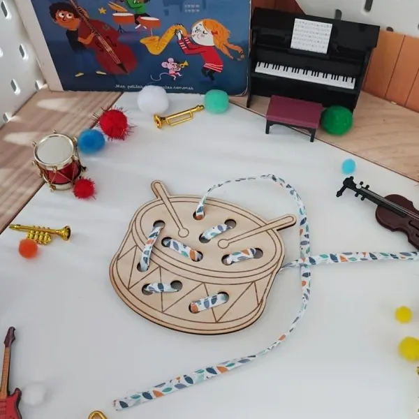 Carte à lacer tambour en bois avec lacet thème musique