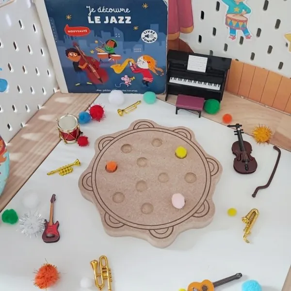 Plateau de motricité fine thème musique avec pompons et instruments miniatures