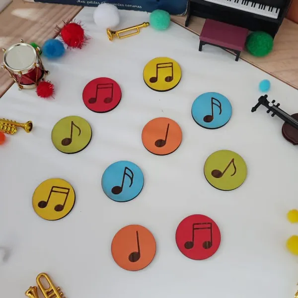Jetons en bois colorés avec différentes notes de musique thème musical