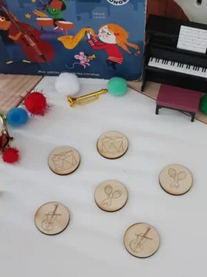 Jetons en bois gravés avec tambour, maracas et violon pour activités éducatives