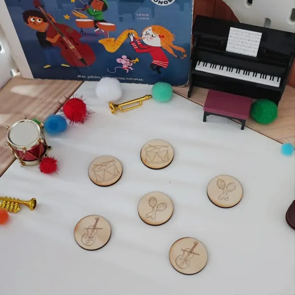 Jetons en bois gravés avec tambour, maracas et violon pour activités éducatives
