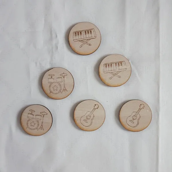 Jetons musique en bois avec batterie clavier et guitare gravés