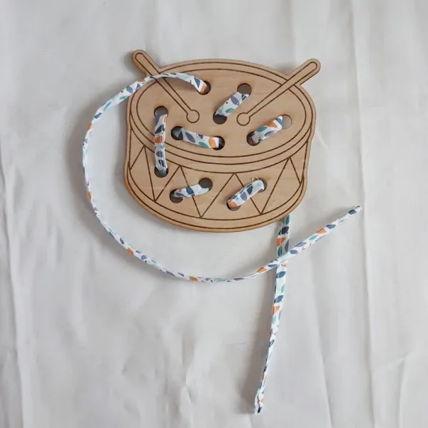 Carte à lacer tambour en bois avec lacet pour motricité fine thème musique
