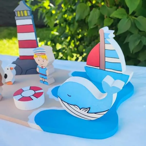 Mini monde marin en bois avec baleine, voilier, phare et personnage marin