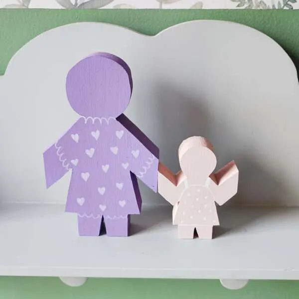 Personnages bois parent enfant décorés activité créative enfant
