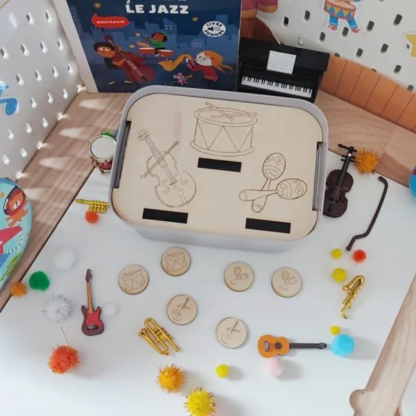 Jeu éducatif en bois thème musique avec jetons d’instruments à associer