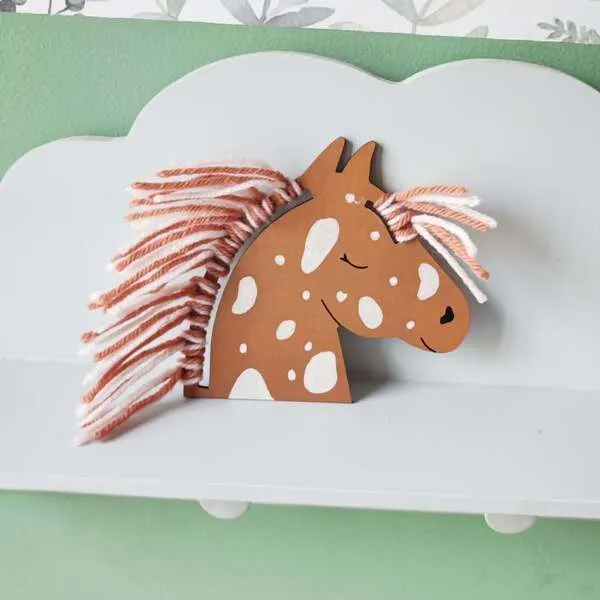 Support créatif cheval bois décoré avec laine et peinture enfant