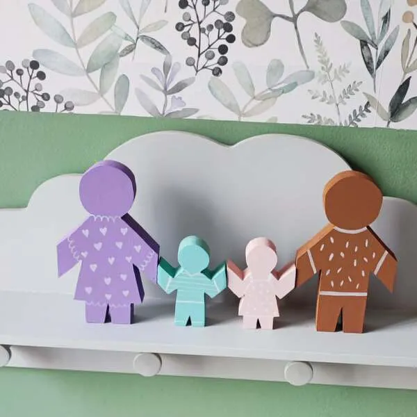 Famille en bois décorée personnages personnalisés activité enfant