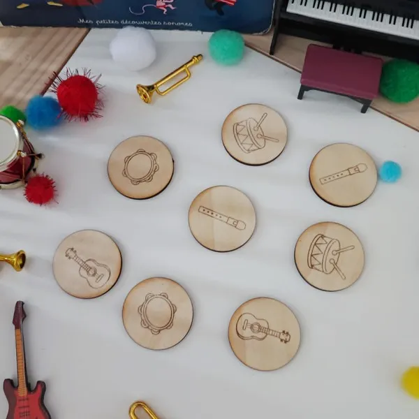 Jetons éducatifs en bois avec instruments de musique gravés pour activités sensorielles