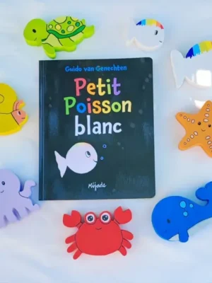 Livre Petit Poisson Blanc entouré de figurines marines en bois colorées