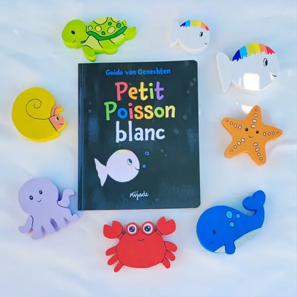 Livre Petit Poisson Blanc entouré de figurines marines en bois colorées
