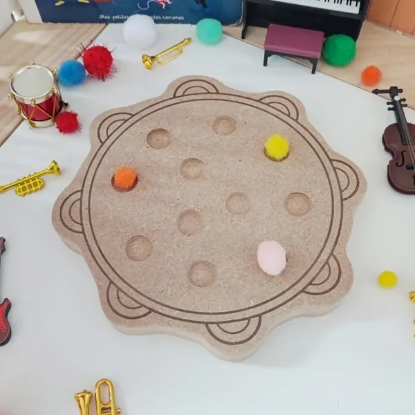 Plateau pompon en bois thème tambour et musique pour motricité fine