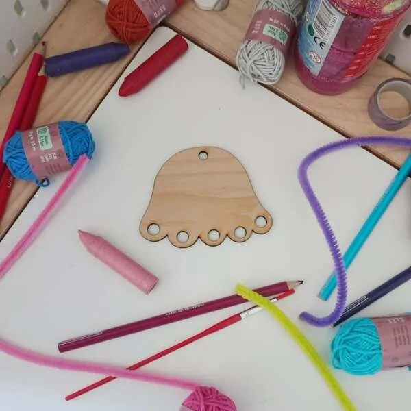 Support méduse bois activité enfant avec fils crayons et matériel créatif