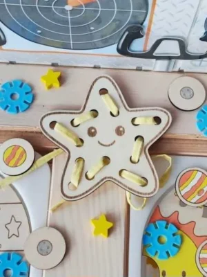 Carte à lacets en bois représentant une étoile souriante avec plusieurs passages pour développer la motricité fine.
